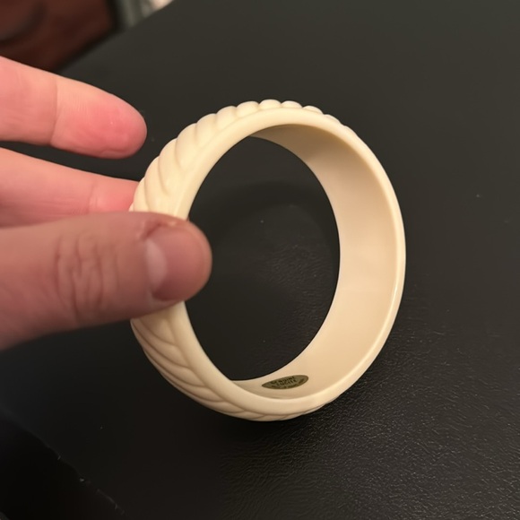 Vintage Plastic Bangle Bracelet, White, Scalloped, Genuine Lucite, Retro, Boho - Picture 7 of 9